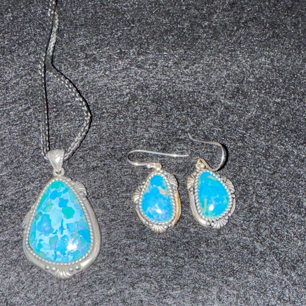 Stauer Turquoise and Silver Pendant Necklace and Earring Set. - Picture 5 of 5